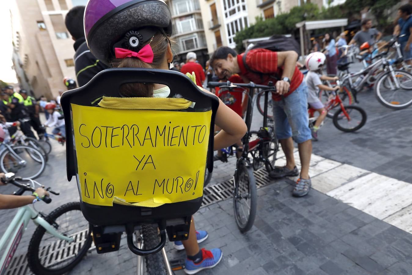 Más de 300 músicos de la Región interpretaron una versión de la canción 'The Wall', de Pink Floyd, junto al paso a nivel de Santiago el Mayor. También hubo una concentración en bici en apoyo al soterramiento.