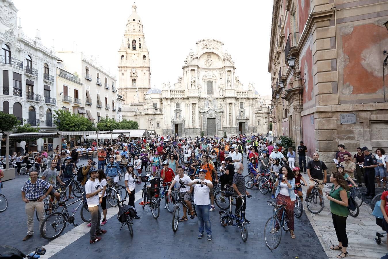 Más de 300 músicos de la Región interpretaron una versión de la canción 'The Wall', de Pink Floyd, junto al paso a nivel de Santiago el Mayor. También hubo una concentración en bici en apoyo al soterramiento.