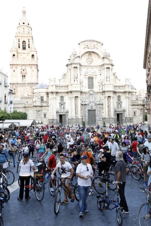 Más de 300 músicos de la Región interpretaron una versión de la canción 'The Wall', de Pink Floyd, junto al paso a nivel de Santiago el Mayor. También hubo una concentración en bici en apoyo al soterramiento.