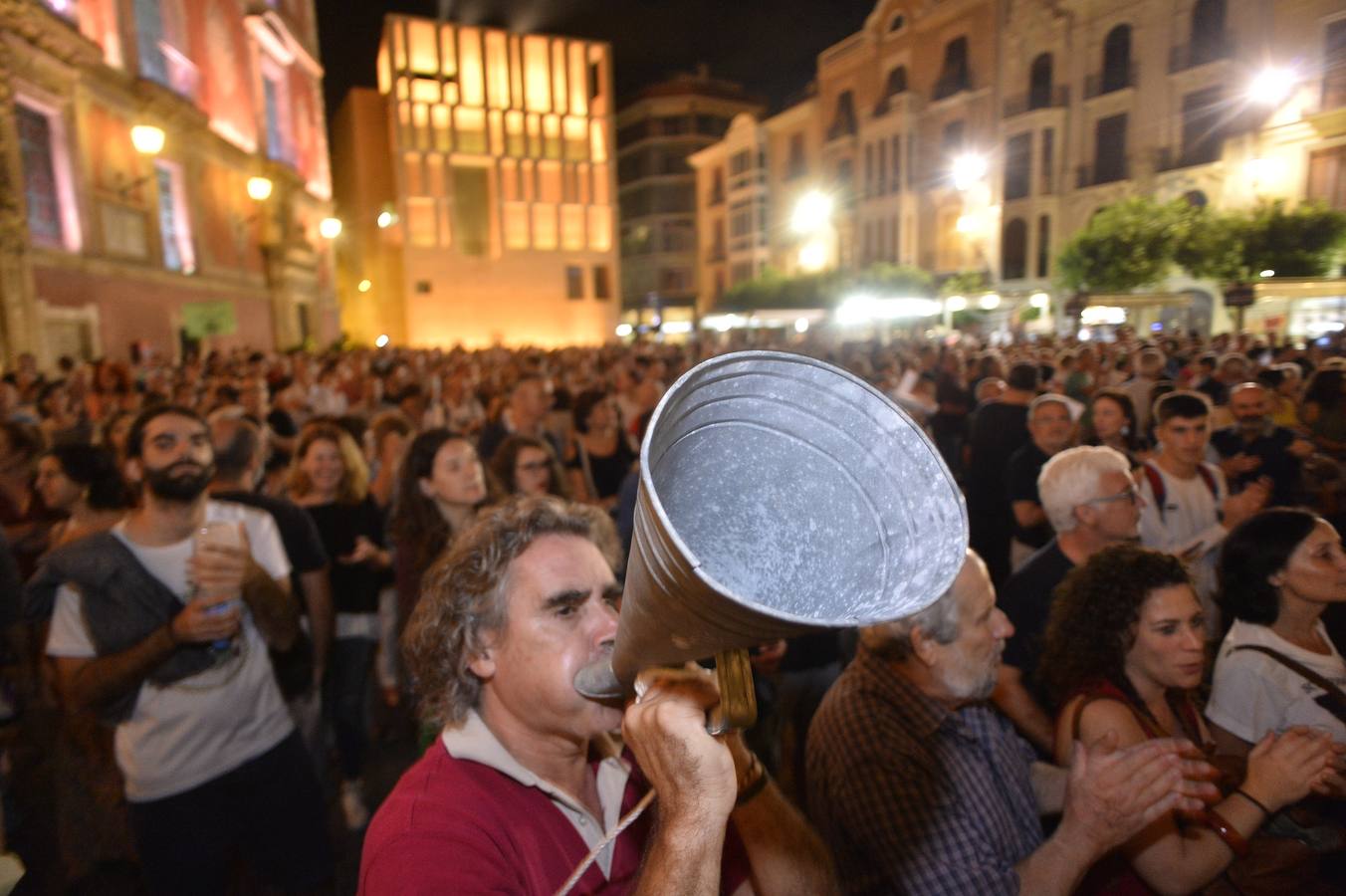 Más de 300 músicos de la Región interpretaron una versión de la canción 'The Wall', de Pink Floyd, junto al paso a nivel de Santiago el Mayor. También hubo una concentración en bici en apoyo al soterramiento.