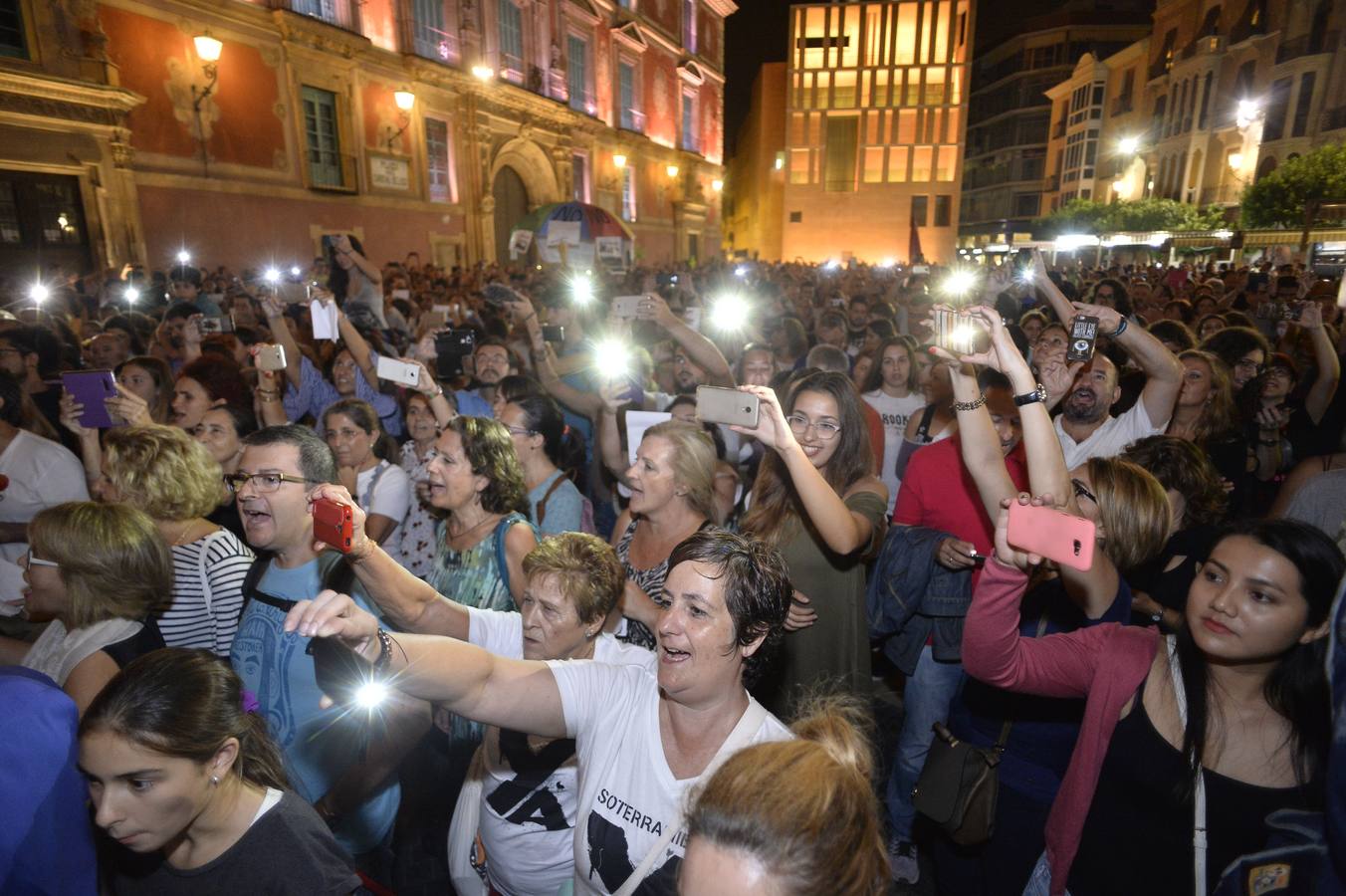 Más de 300 músicos de la Región interpretaron una versión de la canción 'The Wall', de Pink Floyd, junto al paso a nivel de Santiago el Mayor. También hubo una concentración en bici en apoyo al soterramiento.