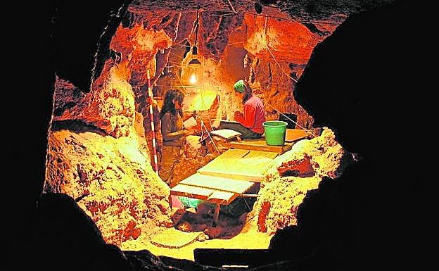 Dos investigadoras en la cueva asturiana de El Sidrón.