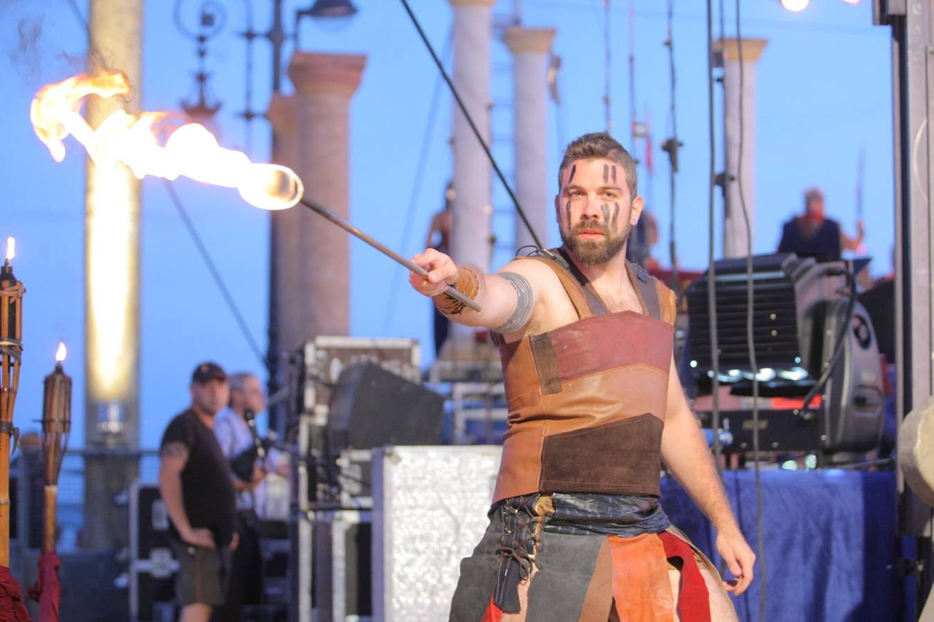 El auditorio del Muelle de Cartagena se llena para ver el desembarco de los mercenarios y su unión a las huestes púnicas 