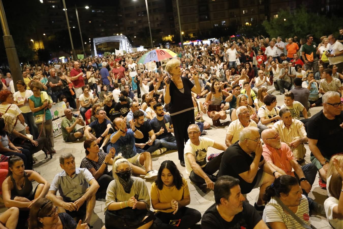 Miles de personas vuelven a concentrarse en las inmediaciones del paso a nivel de Santiago el Mayor y recorren el centro de Murcia para protestar por las obras del AVE