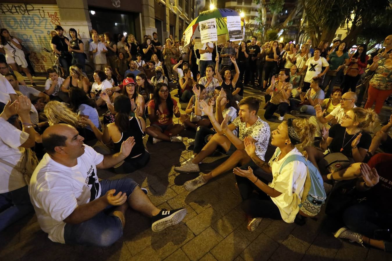 Miles de personas vuelven a concentrarse en las inmediaciones del paso a nivel de Santiago el Mayor y recorren el centro de Murcia para protestar por las obras del AVE