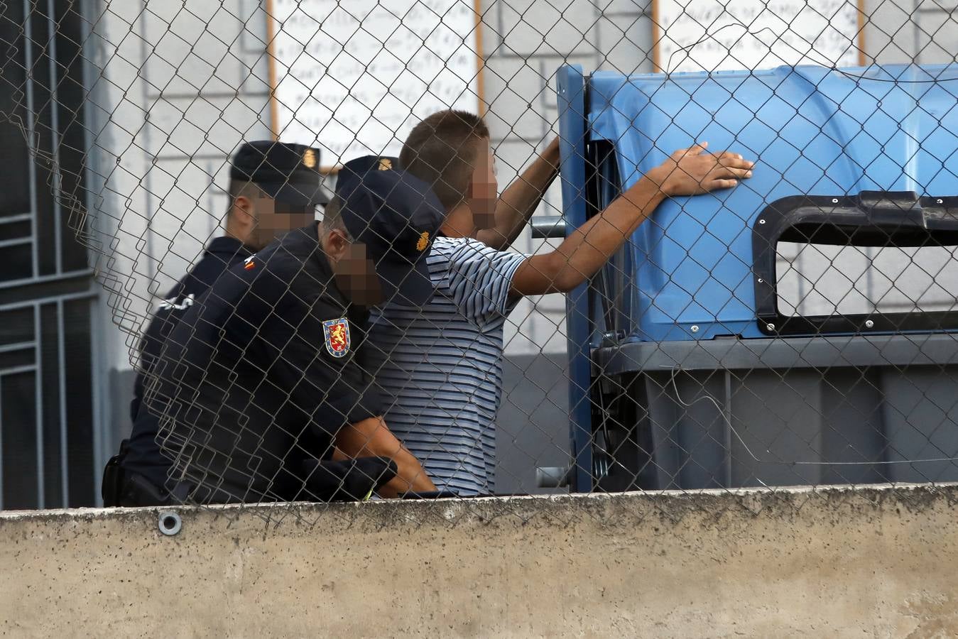 Miles de personas vuelven a concentrarse en las inmediaciones del paso a nivel de Santiago el Mayor y recorren el centro de Murcia para protestar por las obras del AVE