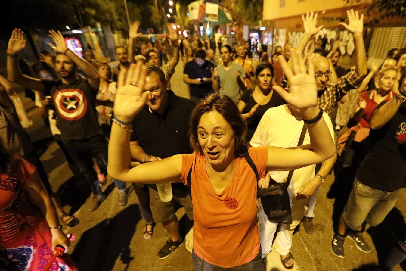 Miles de personas vuelven a concentrarse en las inmediaciones del paso a nivel de Santiago el Mayor y recorren el centro de Murcia para protestar por las obras del AVE