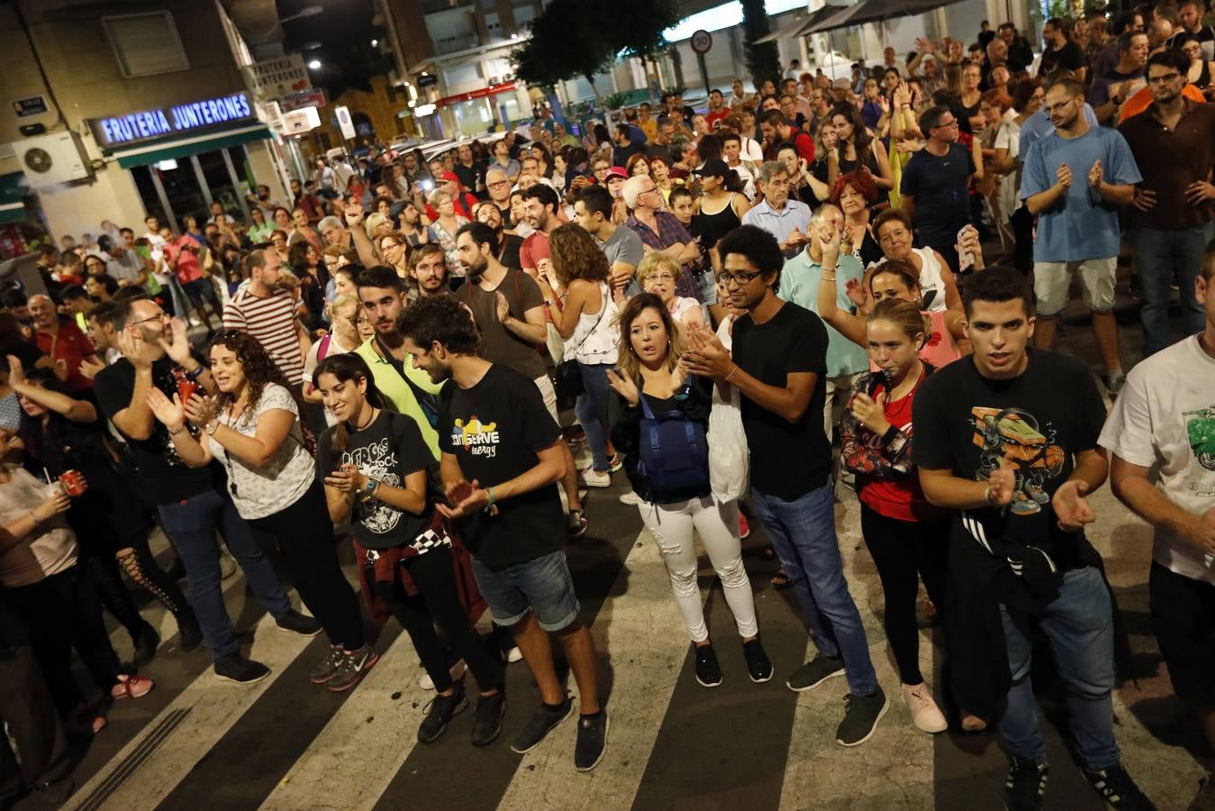 Miles de personas vuelven a concentrarse en las inmediaciones del paso a nivel de Santiago el Mayor y recorren el centro de Murcia para protestar por las obras del AVE