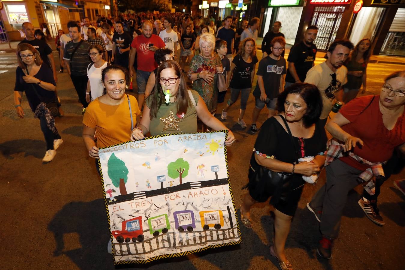 Miles de personas vuelven a concentrarse en las inmediaciones del paso a nivel de Santiago el Mayor y recorren el centro de Murcia para protestar por las obras del AVE