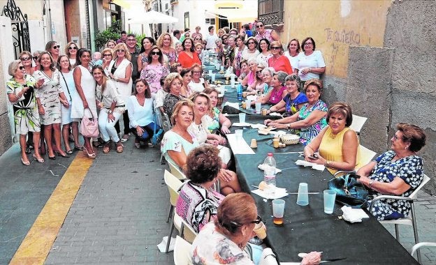 Las cofrades blancas, poco antes de empezar la comida con motivo de las fiestas. 