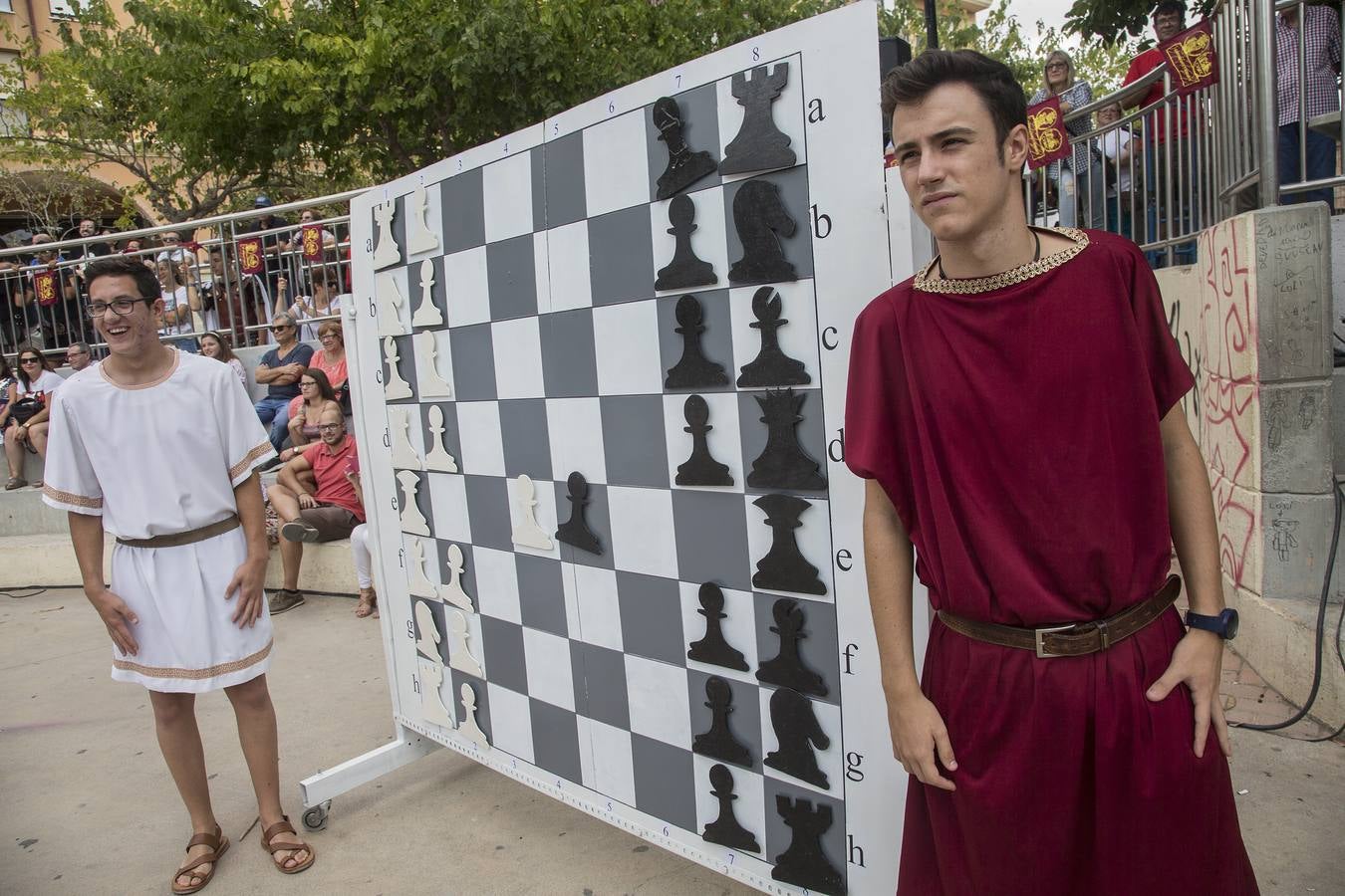 La recuperación del Ajedrez Viviente en la plaza de Juan XXIII da color festero y entretiene a los cartageneros en el día grande 