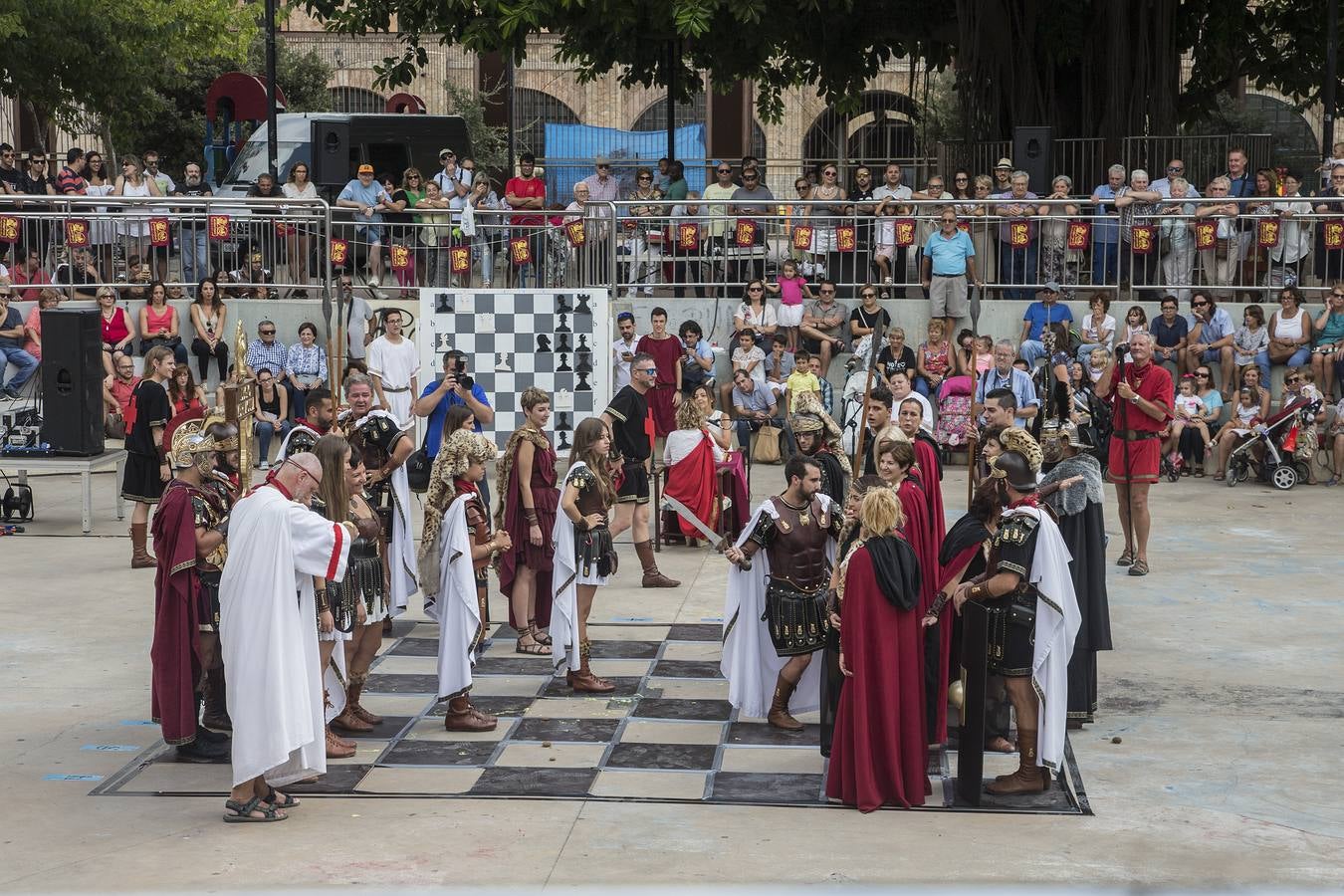 La recuperación del Ajedrez Viviente en la plaza de Juan XXIII da color festero y entretiene a los cartageneros en el día grande 