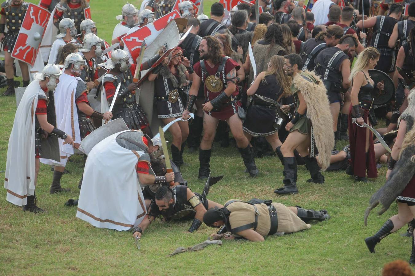 Las escenas de acción entretienen a casi 5.000 espectadores durante la Gran Batalla por la toma de Qart Hadast de las Fiestas de Carthagineses y Romanos