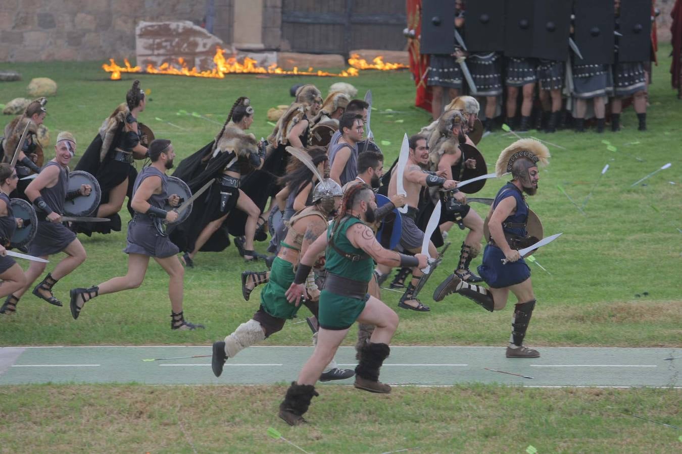 Las escenas de acción entretienen a casi 5.000 espectadores durante la Gran Batalla por la toma de Qart Hadast de las Fiestas de Carthagineses y Romanos