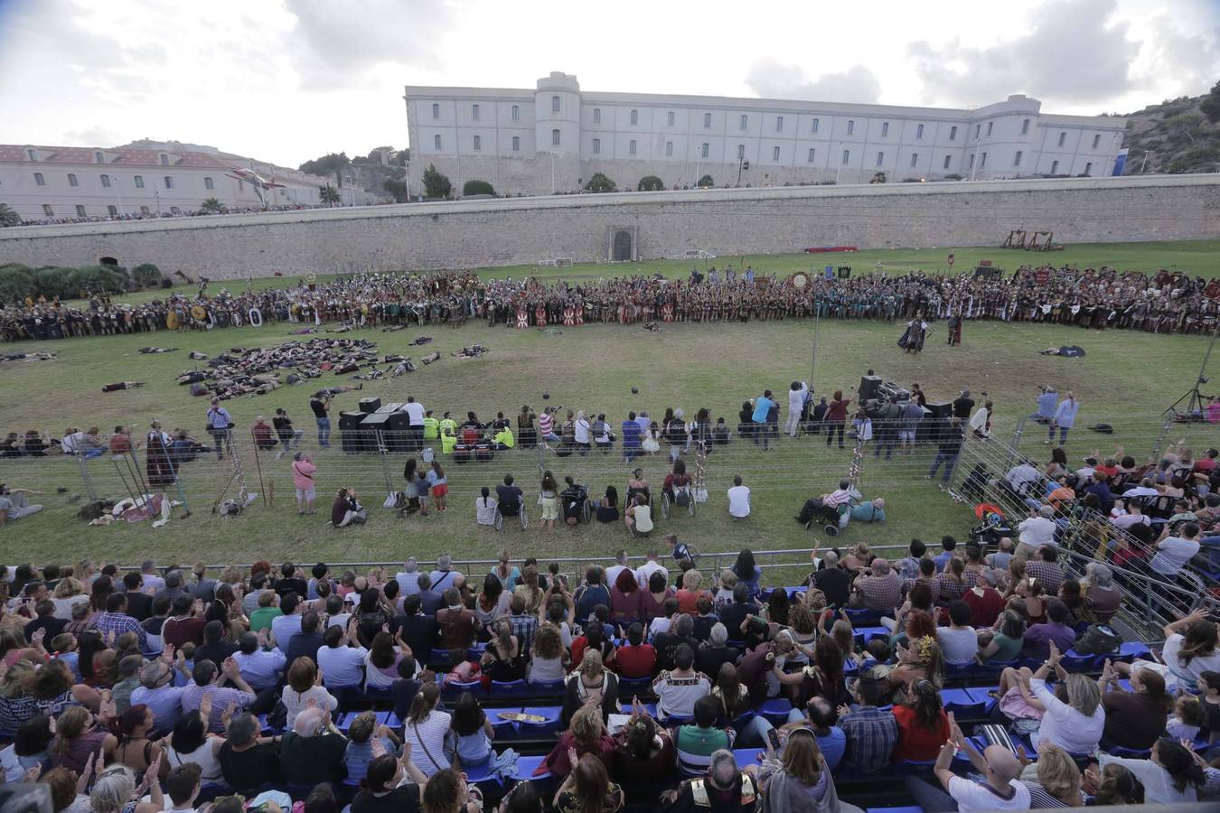 Las escenas de acción entretienen a casi 5.000 espectadores durante la Gran Batalla por la toma de Qart Hadast de las Fiestas de Carthagineses y Romanos