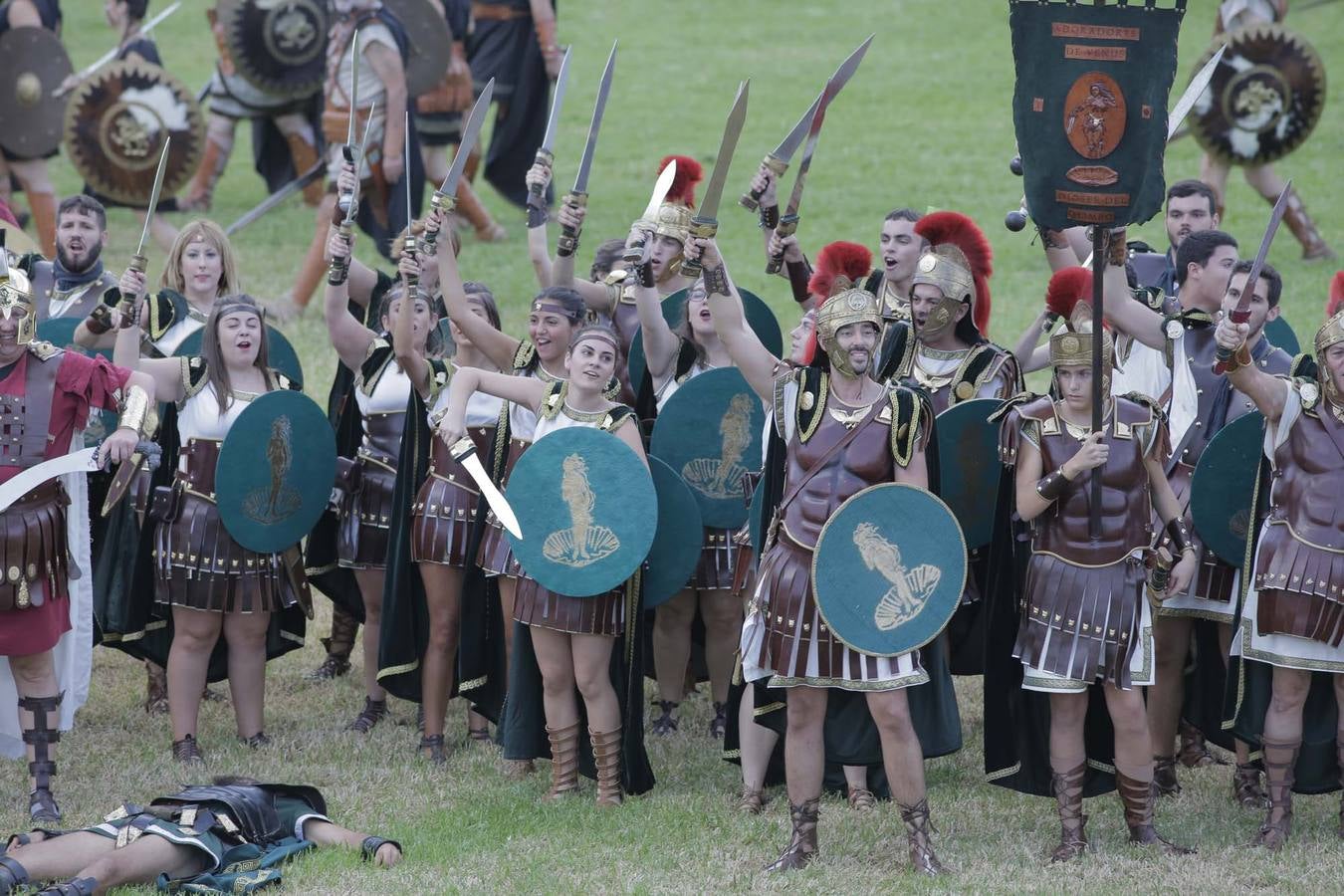 Las escenas de acción entretienen a casi 5.000 espectadores durante la Gran Batalla por la toma de Qart Hadast de las Fiestas de Carthagineses y Romanos