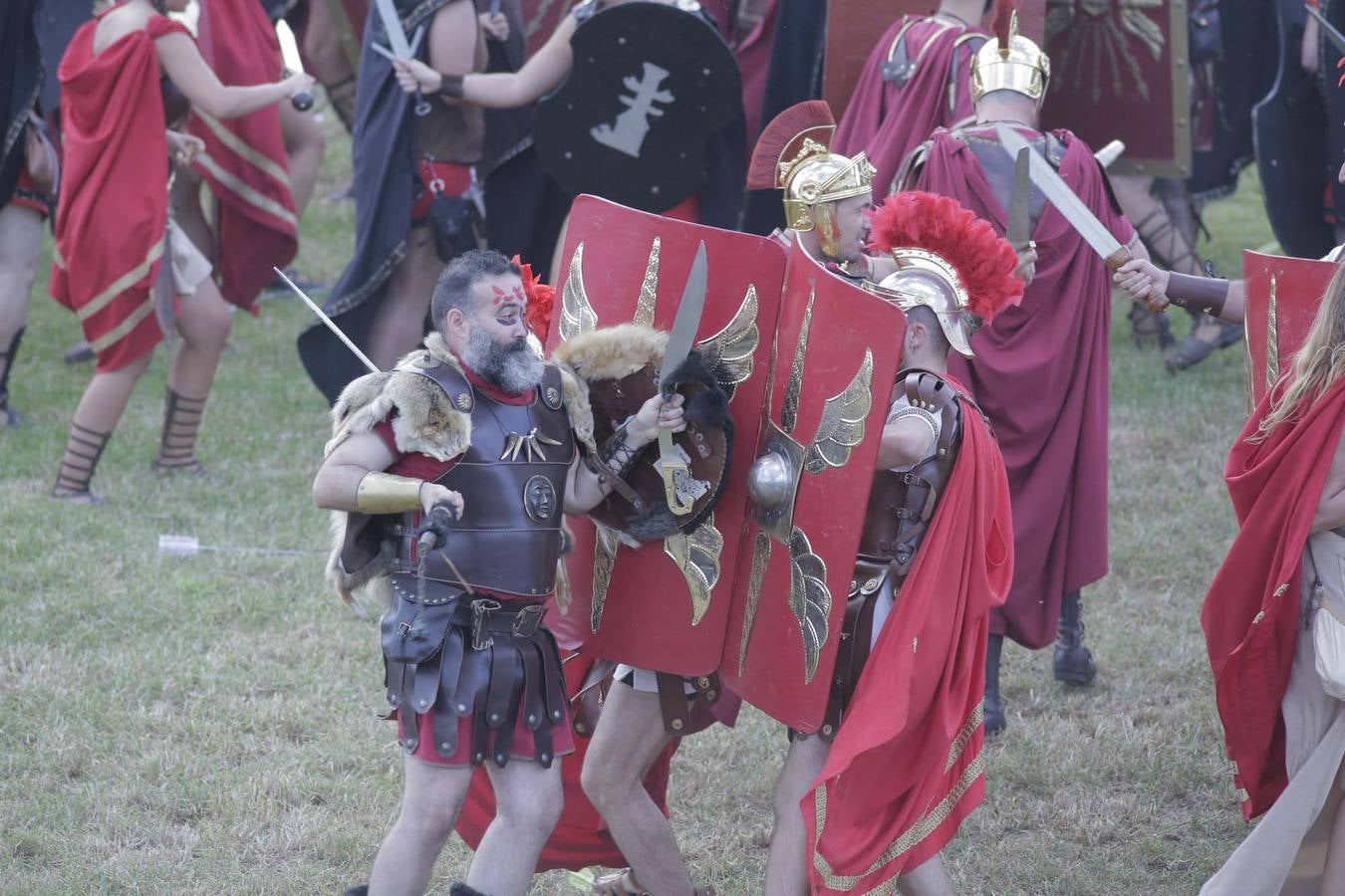 Las escenas de acción entretienen a casi 5.000 espectadores durante la Gran Batalla por la toma de Qart Hadast de las Fiestas de Carthagineses y Romanos