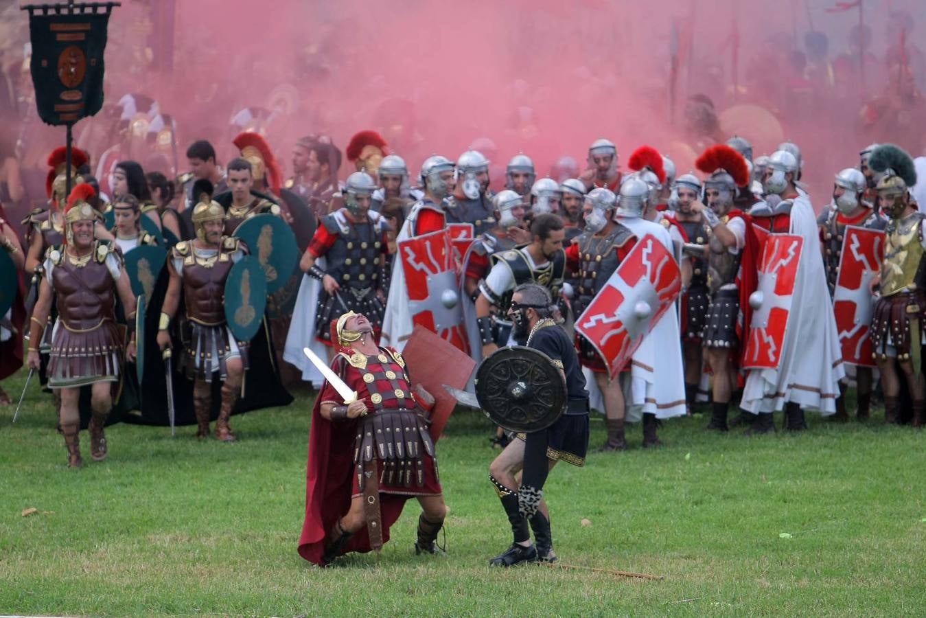 Las escenas de acción entretienen a casi 5.000 espectadores durante la Gran Batalla por la toma de Qart Hadast de las Fiestas de Carthagineses y Romanos