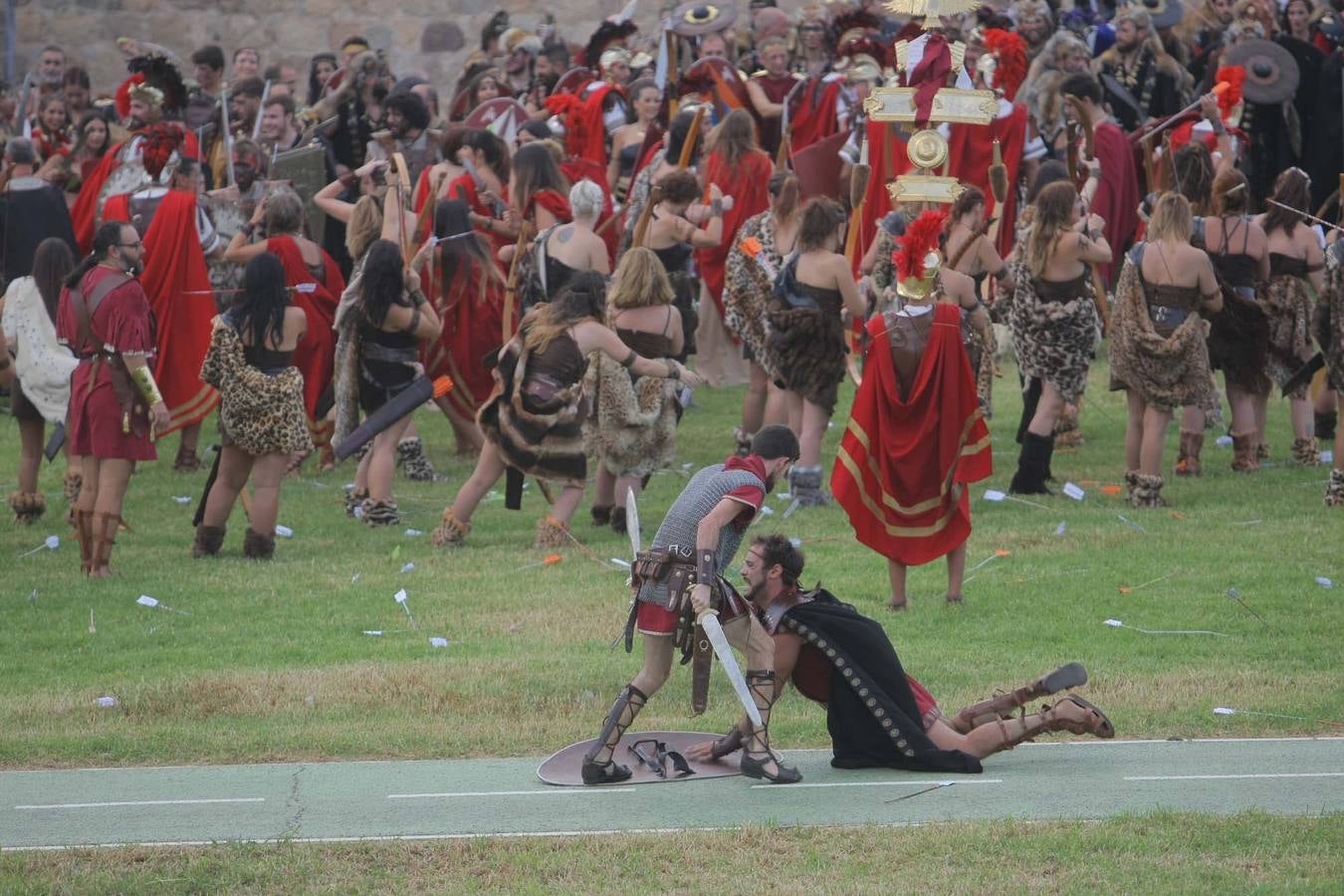 Las escenas de acción entretienen a casi 5.000 espectadores durante la Gran Batalla por la toma de Qart Hadast de las Fiestas de Carthagineses y Romanos