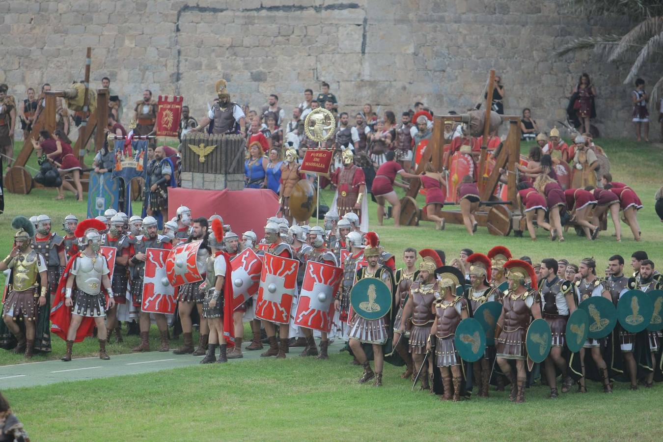 Las escenas de acción entretienen a casi 5.000 espectadores durante la Gran Batalla por la toma de Qart Hadast de las Fiestas de Carthagineses y Romanos