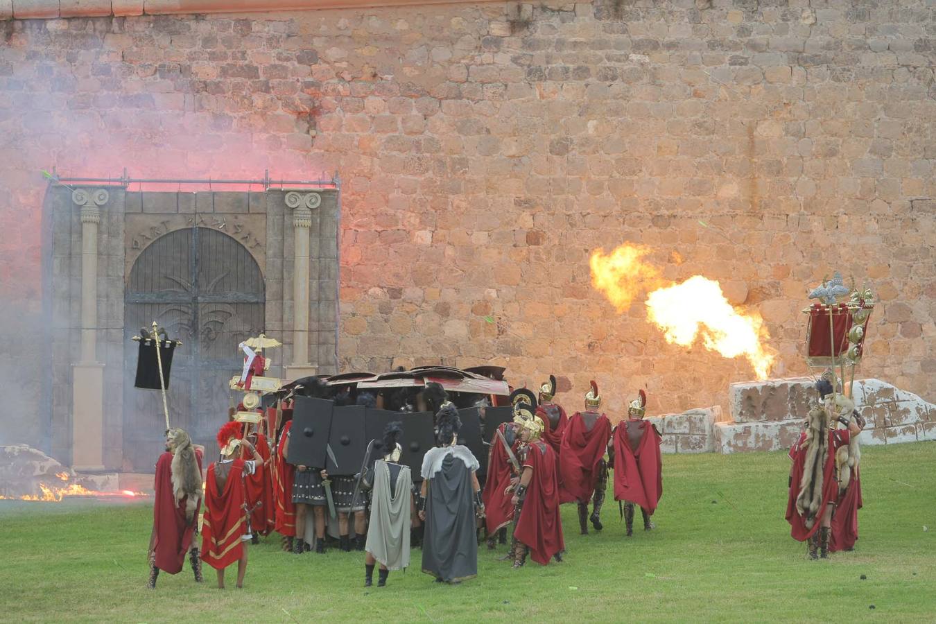 Las escenas de acción entretienen a casi 5.000 espectadores durante la Gran Batalla por la toma de Qart Hadast de las Fiestas de Carthagineses y Romanos