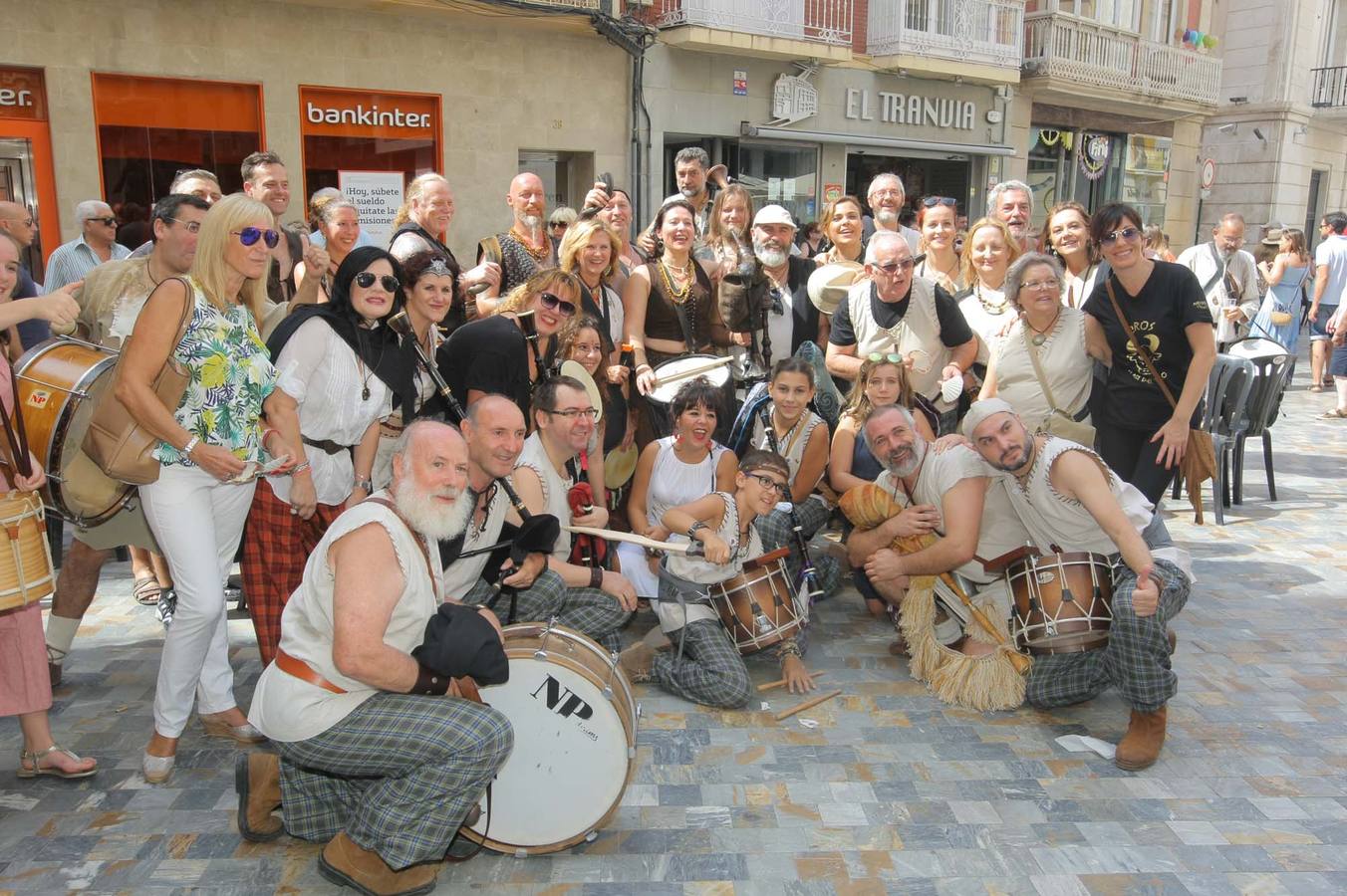 Tropas y legiones se acuartelan en la ciudad para comer y de sobremesa antes de emprender la lucha