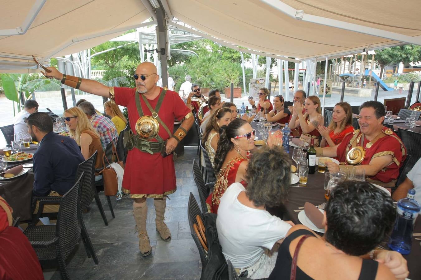 Tropas y legiones se acuartelan en la ciudad para comer y de sobremesa antes de emprender la lucha