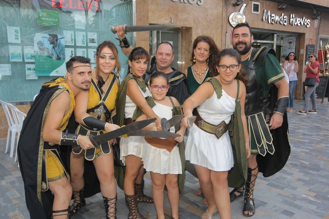 Tropas y legiones se acuartelan en la ciudad para comer y de sobremesa antes de emprender la lucha