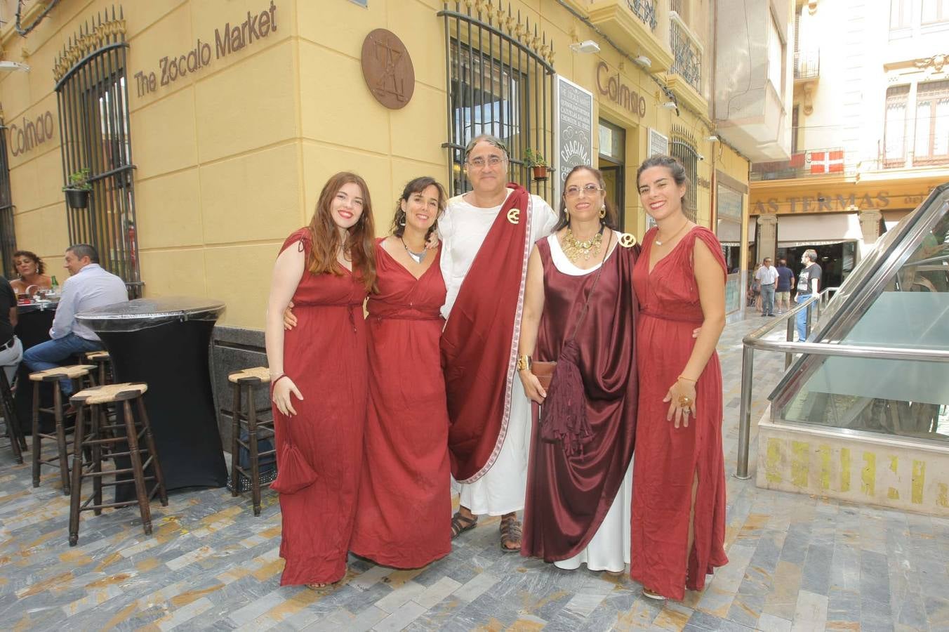 Tropas y legiones se acuartelan en la ciudad para comer y de sobremesa antes de emprender la lucha