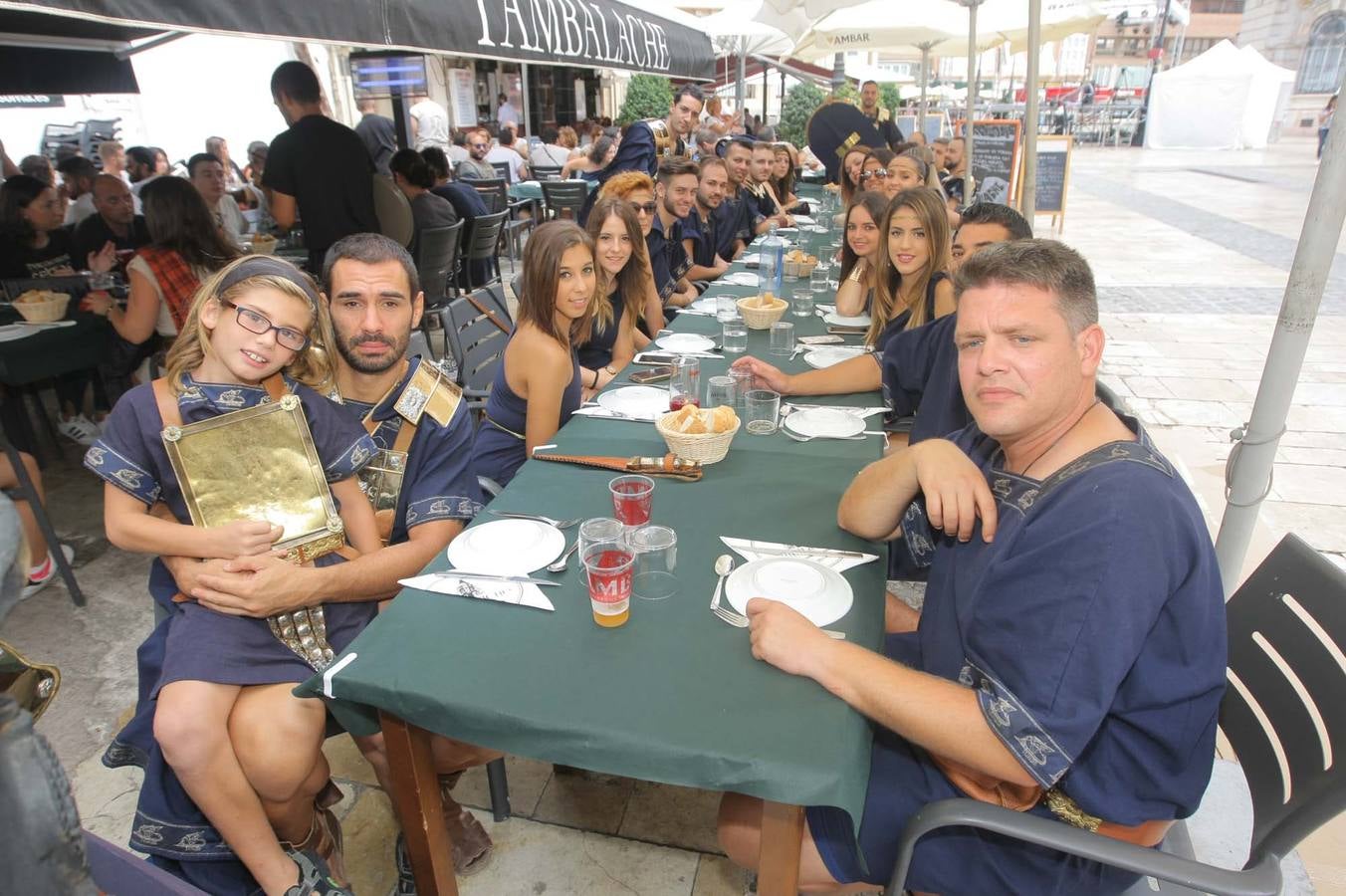 Tropas y legiones se acuartelan en la ciudad para comer y de sobremesa antes de emprender la lucha