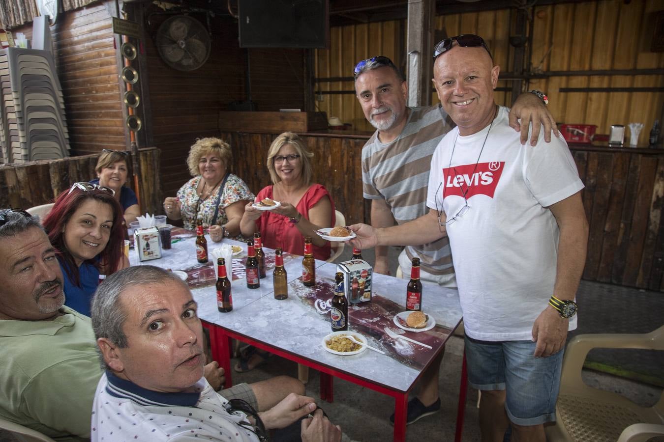 Tropas y legiones se acuartelan en la ciudad para comer y de sobremesa antes de emprender la lucha