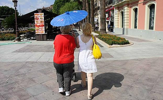 Dos turistas se protegen del sol, la semana pasada en Murcia.