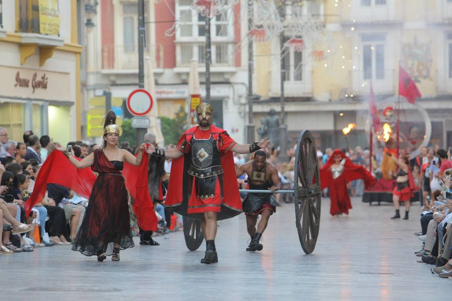 Más de tres mil personas de cincuenta grupos escenifican durante tres horas la historia de dos pueblos en un desfile rápido, vistoso y entretenido
