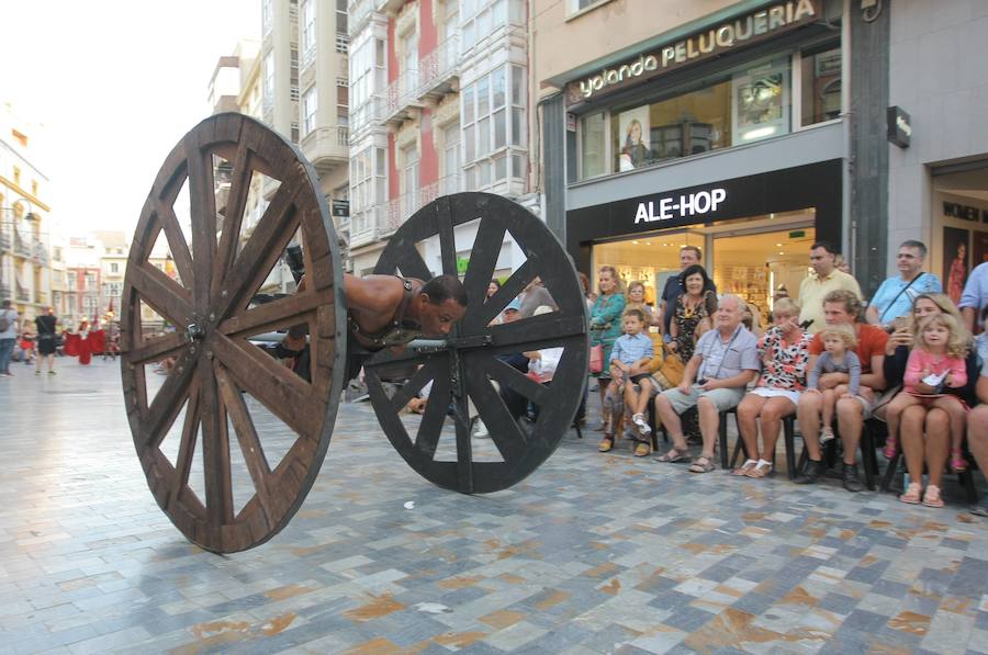 Más de tres mil personas de cincuenta grupos escenifican durante tres horas la historia de dos pueblos en un desfile rápido, vistoso y entretenido