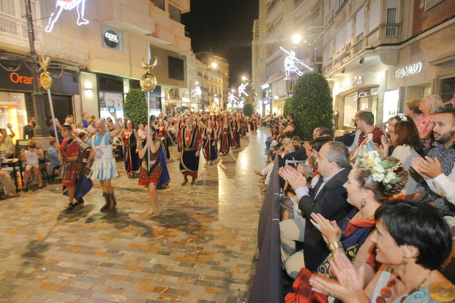 Más de tres mil personas de cincuenta grupos escenifican durante tres horas la historia de dos pueblos en un desfile rápido, vistoso y entretenido