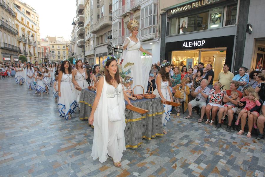 Más de tres mil personas de cincuenta grupos escenifican durante tres horas la historia de dos pueblos en un desfile rápido, vistoso y entretenido