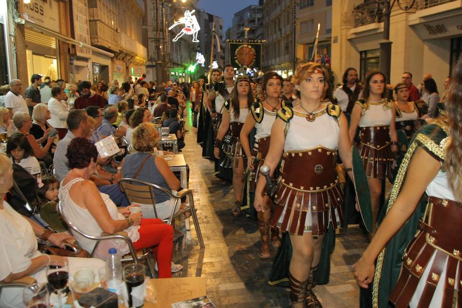 Más de tres mil personas de cincuenta grupos escenifican durante tres horas la historia de dos pueblos en un desfile rápido, vistoso y entretenido