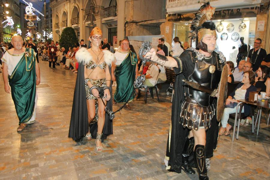 Más de tres mil personas de cincuenta grupos escenifican durante tres horas la historia de dos pueblos en un desfile rápido, vistoso y entretenido