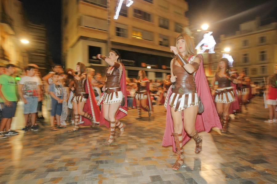 Más de tres mil personas de cincuenta grupos escenifican durante tres horas la historia de dos pueblos en un desfile rápido, vistoso y entretenido