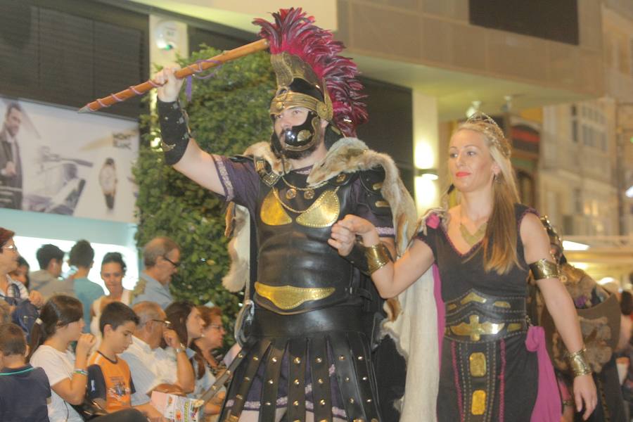 Más de tres mil personas de cincuenta grupos escenifican durante tres horas la historia de dos pueblos en un desfile rápido, vistoso y entretenido