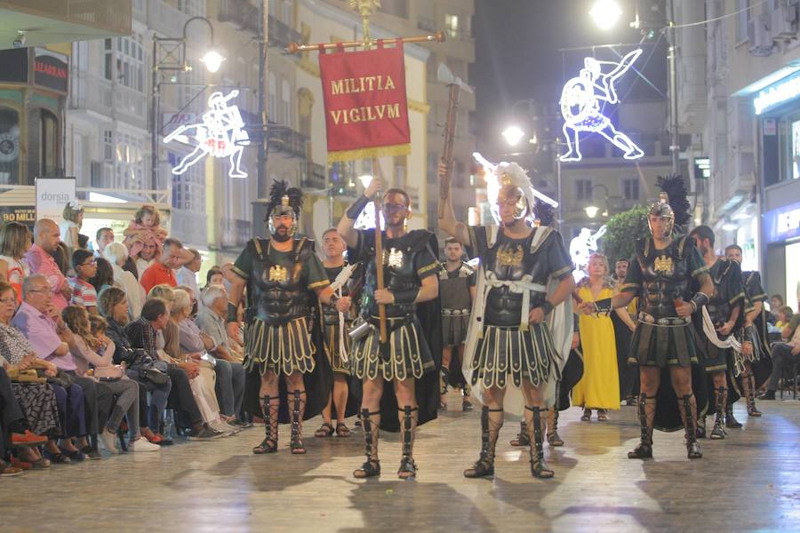 Más de tres mil personas de cincuenta grupos escenifican durante tres horas la historia de dos pueblos en un desfile rápido, vistoso y entretenido