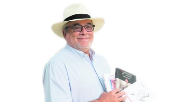 Santiago Delgado, con algunas de sus obras.