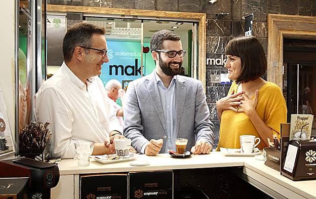 Diego Conesa, Francisco Lucas y María González Veracruz, toman un café en la calle Trapería.