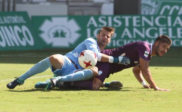 Caye Quintana cae ante el portero del Córdoba B.