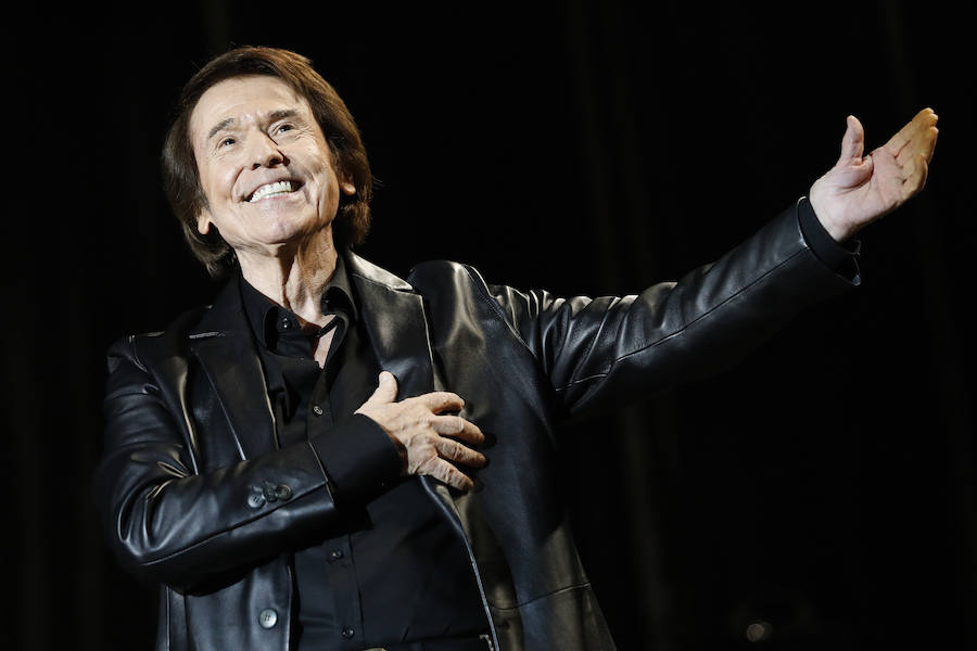 El cantante regaló al público de la plaza de toros una lista inagotable de clásicos