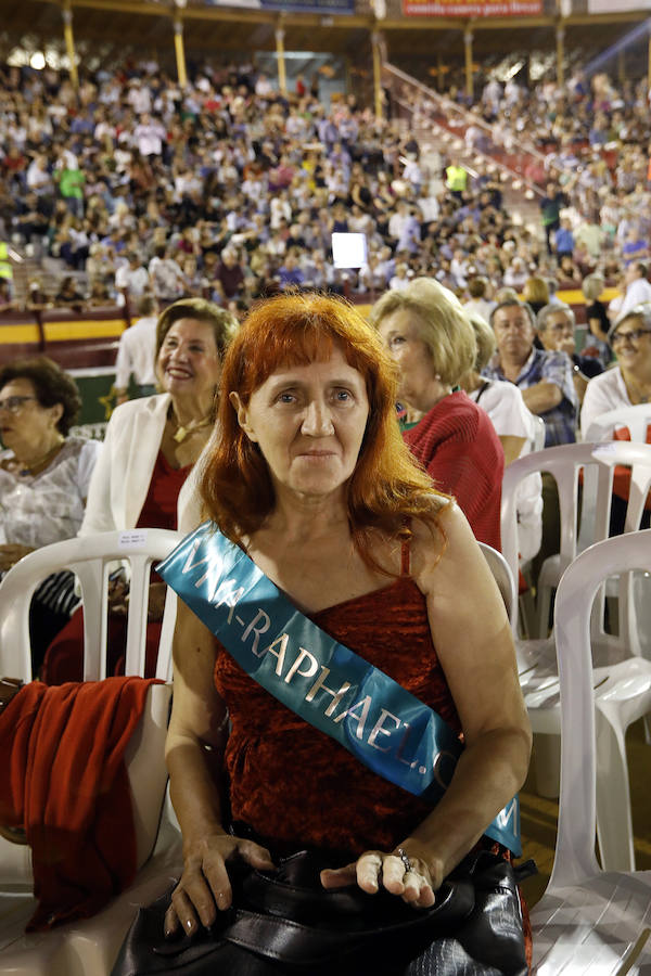 El cantante regaló al público de la plaza de toros una lista inagotable de clásicos