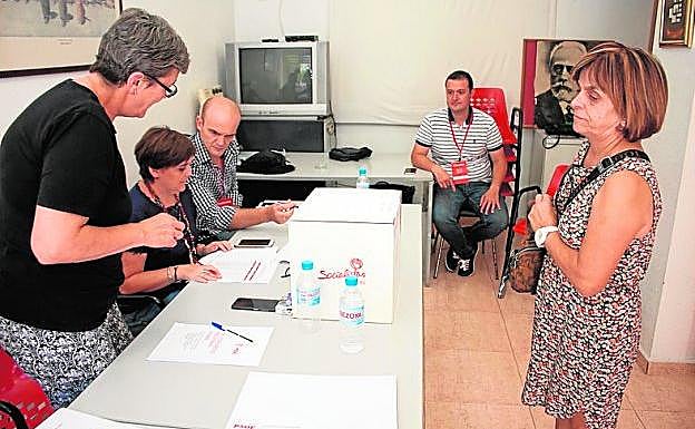 Una afiliada vota, ayer, en la agrupación de Murcia Ciudad Sur. C.