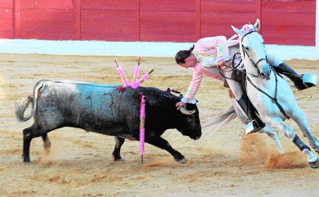 La rejoneadora portuguesa Ana Rita, ayer, durante su actuación en Yecla.