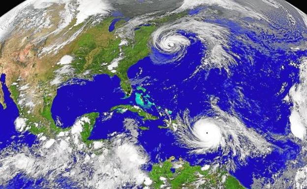 Los huracanes 'José', en la costa este de Estados Unidos, y 'María', en el Caribe, en una imagen tomada el pasado día 20.