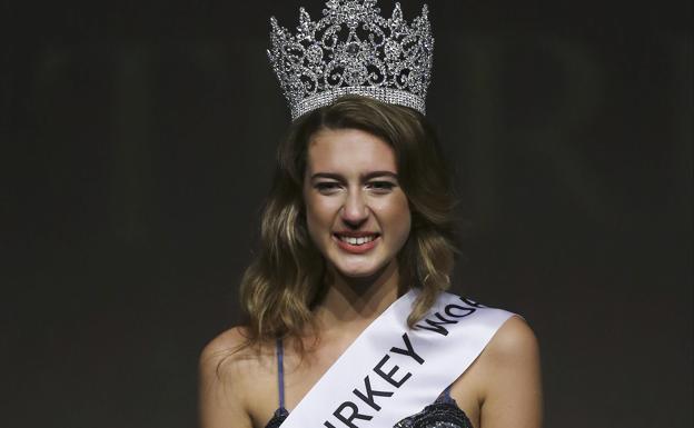 Miss Turquía 2017 pierde la corona por un tuit 